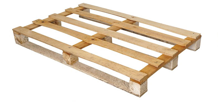 Obyčajná drevená paleta s tenkými doskami